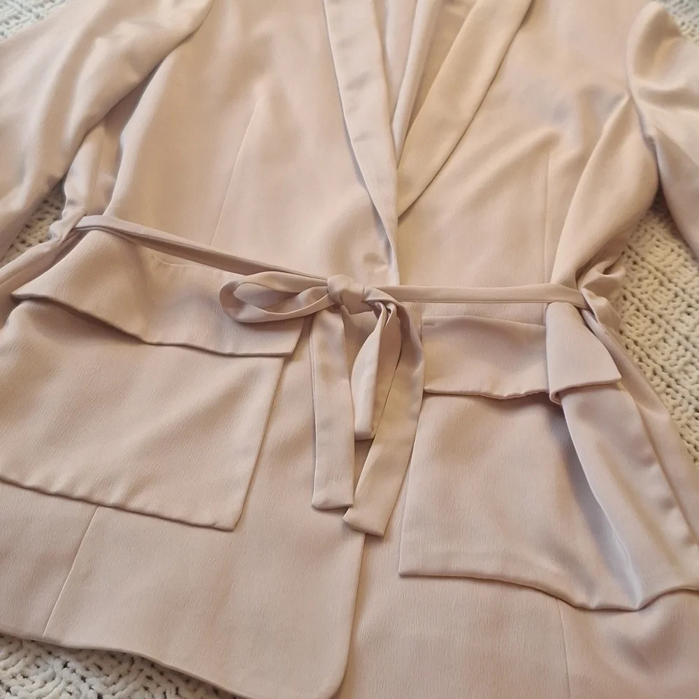 H&M Soft pink Suit Jacket w/ Inside Snap 2 lg Pockets & Tie Size 4 - Picture 3 of 7